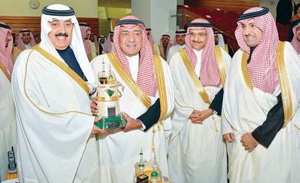 النائب الثاني يتوج الأمير متعب بن عبدالله بكأس المؤسس لسباق الخيل 