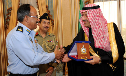 الأمير خالد بن سلطان يستقبل نائب قائد كلية الحرب الجوية الباكستانية 