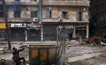 انشقاق رئيس هيئة الإمداد ونجله والنظام يقصف أحياء دمشق الجنوبية ويعزز ريفها 