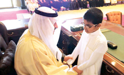 أمير منطقة تبوك يلتقي الطفل الذي تكفل بعلاجه إنفاذاً لوصية الأمير نايف 