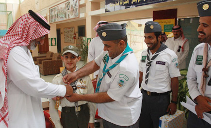 مدير تعليم المجمعة يكرم كشافاً لحصوله على 13 وساماً