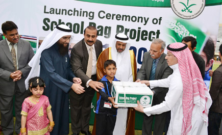 حملة خادم الحرمين لإغاثة الشعب الباكستاني تدشن برنامج توفير الحقائب المدرسية 
