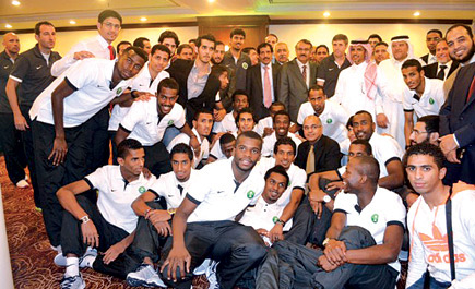 «شيخ» ينصح اللاعبين ويعلن هلاليته.. القرني كوميدي والعابد معلم شاورما 