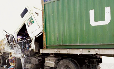 التحام شاحنتين يصيب مقيماً في رضوان 