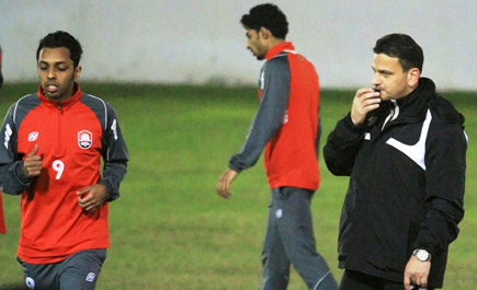 كوستوف يطرد الملل عن لاعبي الرائد بالترفيه