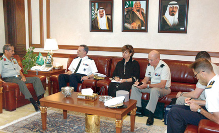 نائب رئيس هيئة الأركان العامة يستقبل مسؤولاً عسكرياً فرنسياً 