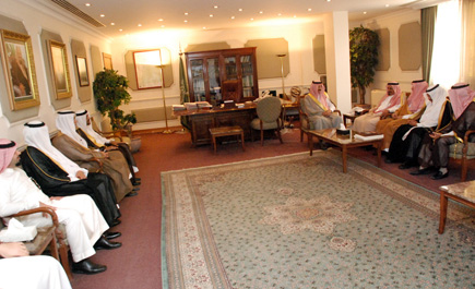 الأمير بدر بن جلوي يستقبل اللجنة التنفيذية لسوق عكاظ 
