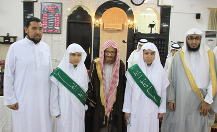 الشيخ الفريان يكرم شقيقين أتما حفظ القرآن 
