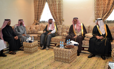 أمير منطقة الباحة يعزي آل ظهران في وفاة ابنهم الشاب مازن 