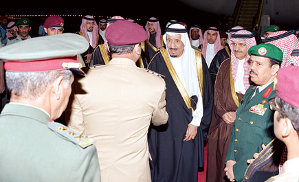 ولي العهد يصل الرياض بعد رئاسته وفد المملكة لقمة الدوحة نيابة عن المليك 