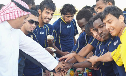 العروبة يواصل تحضيراته للربيع واللاعبون يحتفون بإداري الفريق