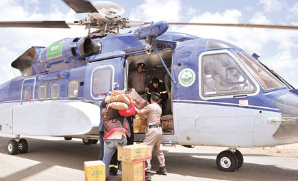 طائرات تنقل المساعدات الإغاثية لـ400 أسرة متضررة من الأمطار في تهامة قحطان 