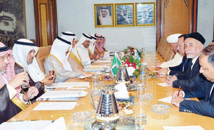 د. حجار بحث مع وزير الشؤون الدينية الأوزبكي شؤون الحجاج