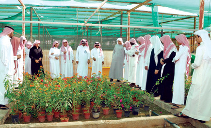 طلاب ثانوية أم القرى يزورون مشتل البلدية 