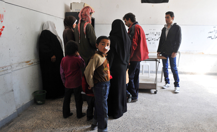 إصابة صحافي ألماني بالرصاص في حلب واسرائيل تعالج جريحاً سوريا عبر الجولان 