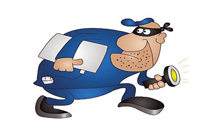 لص حقائب يصطدم بجدار زجاجي أثناء هروبه 