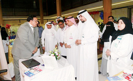 د. الطويرقي يفتتح معرض يوم الصحة العالمي بتخصصي الملك خالد للعيون 