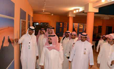 الأمير سعود بن عبد الله يزور البيت الحائلي ويسجل إعجابه بما يحتويه 