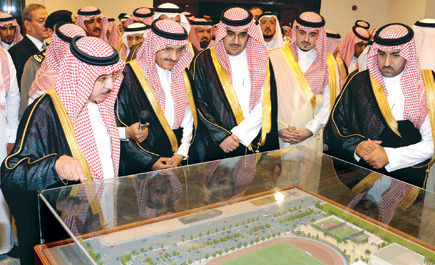 دشن عدداً من المشاريع التنموية بوادي الدواسر 