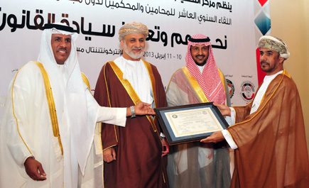 الأمير بندر بن سلمان بن محمد يفتتح لقاء المحامين والمحكمين الخليجي في مسقط 