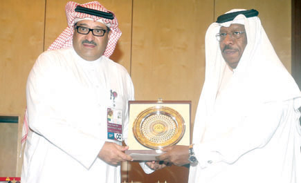 تنظيمية البطولة الخليجية لألعاب القوى تكرم نواف بن محمد 