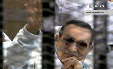 تنحي القاضي المكلف بمحاكمة مبارك وإعادة القضية إلى محكمة الاستئناف 
