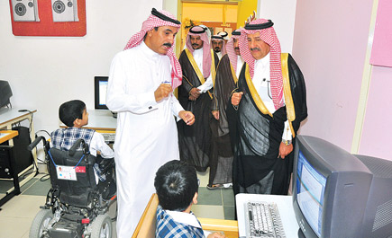 الأمير سلطان بن محمد يزور مركز الأطفال المعوقين بحائل 