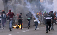 سبعة قتلى  و(61) جريحا في اشتباكات عنيفة احتجاجا على نتائج الانتخابات الفنزويلية 