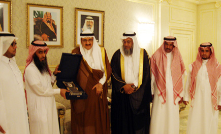 رئيس وأعضاء بلدي عروى يزورون الأمير منصور بن متعب 