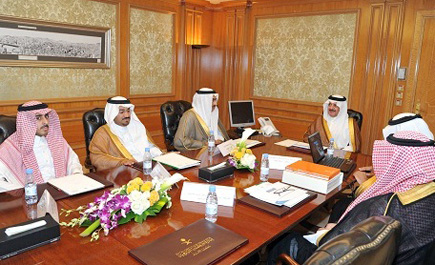 الأمير سعود بن نايف يطلع على مشروع تطوير وتنمية العقير السياحي والاستثماري 