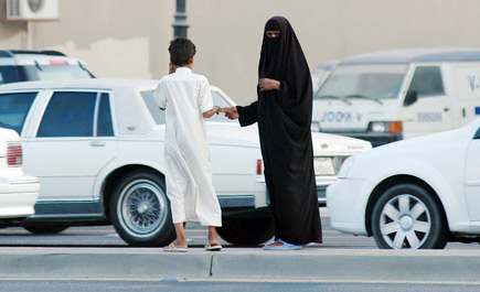 العيد لـ(الجزيرة): وظفنا حالات لمتسولين سعوديين برواتب عبر (هدف) بعد تأهيلهم.. والمتعاطفون عرقلوا جهودنا 
