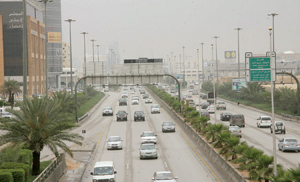 أمطار الرياض تملأ الطرق والميادين وتعيق الحركة المرورية 