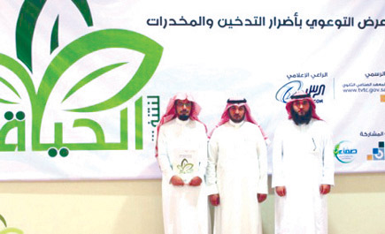 منسوبو مدارس الرس يزورون معرض (لنتنفس الحياة)