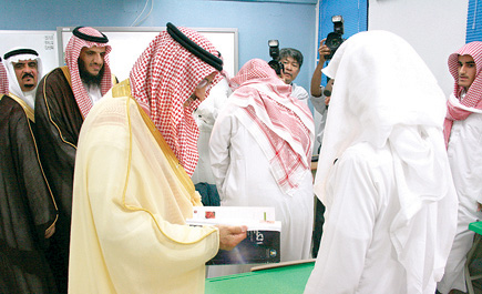 أمير الرياض يقوم بزيارة مفاجئة لإحدى مدارس شقراء 