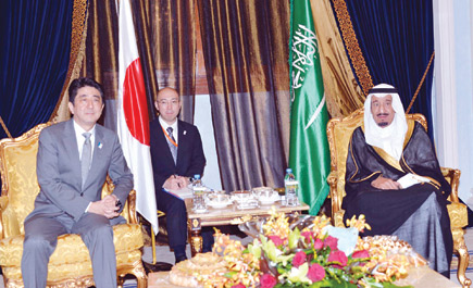 ولي العهد بحث مع رئيس الوزراء الياباني المستجدات الإقليمية والدولية وتعزيز التعاون 