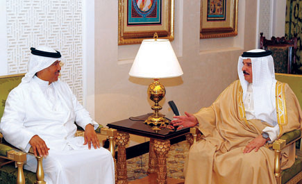 ملك البحرين يمنح فنان العرب وسام الكفاءة 