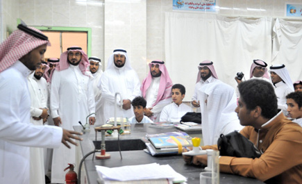 وكيل وزارة التربية يلتقي القيادات التربوية ويزور مدارس بمنطقة جازان 