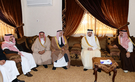 أمير منطقة عسير يعزّي أسرة ابن مجثل 