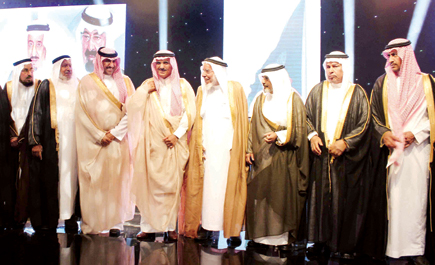 أمير الرياض ونائبه يكرمان الفائزين بجائزة الفالح للتفوق العلمي والإبداع بالزلفي في عامها الـ( 12) 