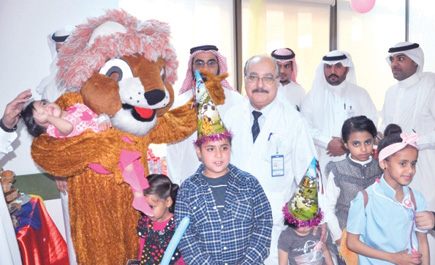 برنامج “دنيا الطفولة” بمستشفى الملك خالد بحائل والدمى المتحركة تبهج الأطفال 