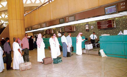 الملحم يتفقد استعدادات «السعودية» لموسم الصيف في مطار الملك خالد 