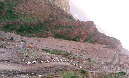 انقطاع الطريق المؤدي إلى جبال عثوان والمواطنون يصلون منازلهم سيرا على الأقدام 