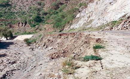 طرق الداير بجازان تقطعت أوصالها وبعض الأهالي يعيدون فتح طرقهم على حسابهم