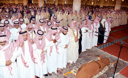 سمو ولي العهد يؤدي صلاة الميت على الأمير محمد بن عبدالله بن جلوي 