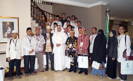 زعماء القبائل في كالمنتان الإندونيسية يشكرون سفارة المملكة في جاكرتا 