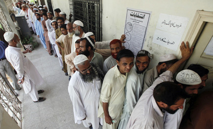 بدء التصويت في انتخابات برلمانية تاريخية في باكستان 