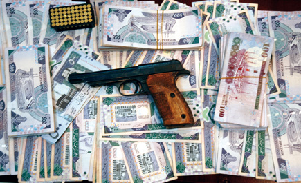 الرياض .. الإطاحة بتشكيل إجرامي يسلب المنازل والسيارات والمحلات التجارية