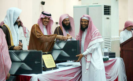 محافظ حقل يرعى ختام أنشطة مكتب الدعوة والإرشاد 