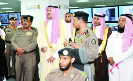 الأمير فيصل بن سلمان يتفقد مركز العمليات الأمني بالمسجد النبوي الشريف 