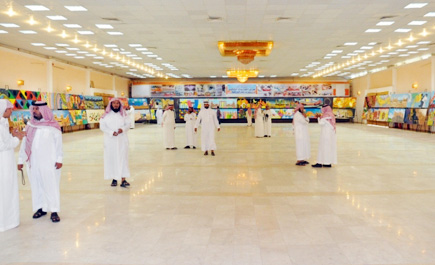 افتتاح معرض الجداريات التشكيلي في مركز الأمير سلطان الحضاري بحائل 